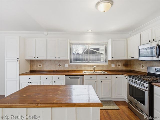 41670 Amberly Drive, Clinton Township, MI 48038