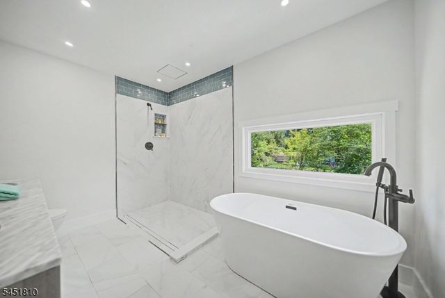 5 THREE RIVERS DRIVE, Jefferson Twp., NJ 07849