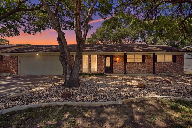 5709 Starlight Drive, Haltom City, TX 76117