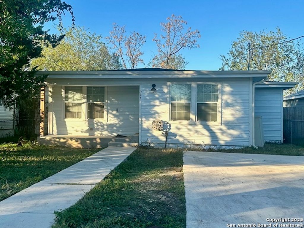 924 Allende, Seguin, TX 78155