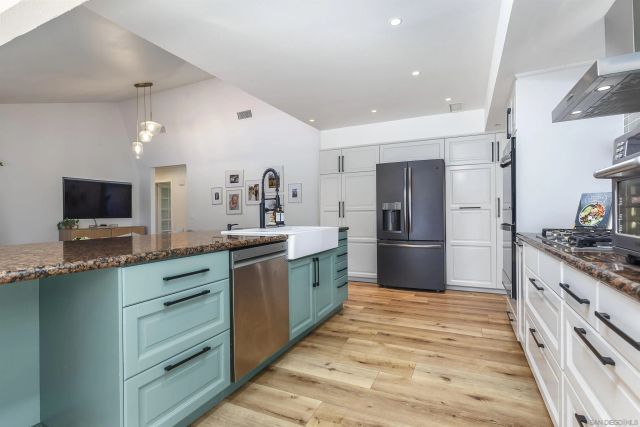 6641 Murray Park Dr, San Diego, CA 92120