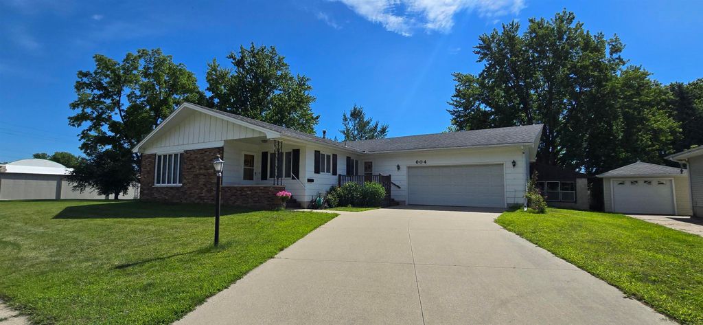604 Hildreth Street, Charles City, IA 50616