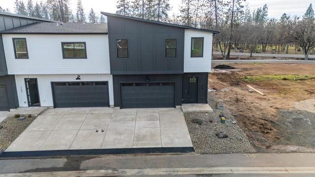 210 Bogey Lane, Eagle Point, OR 97524