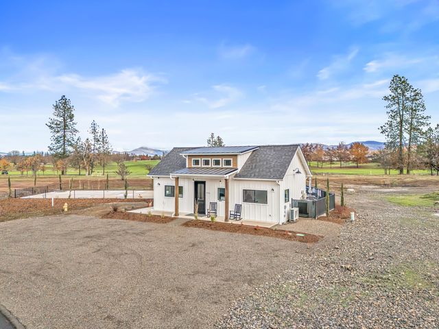 210 Bogey Lane, Eagle Point, OR 97524