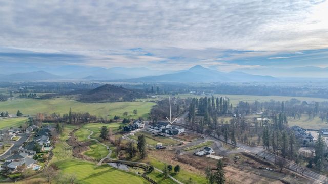 210 Bogey Lane, Eagle Point, OR 97524