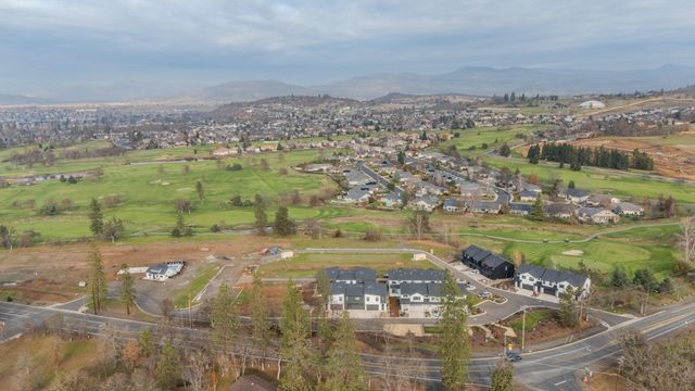 210 Bogey Lane, Eagle Point, OR 97524