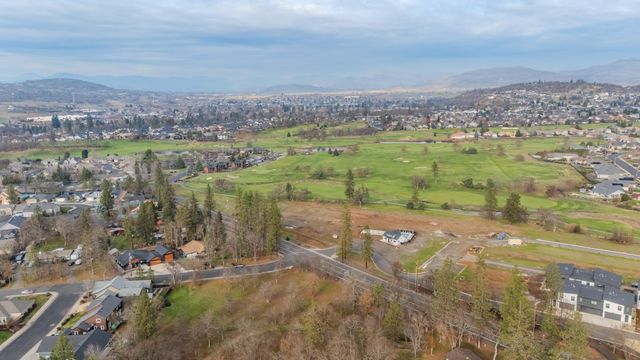 210 Bogey Lane, Eagle Point, OR 97524