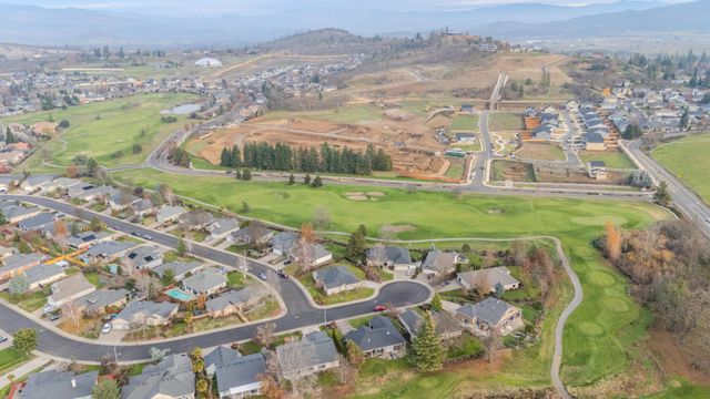 210 Bogey Lane, Eagle Point, OR 97524