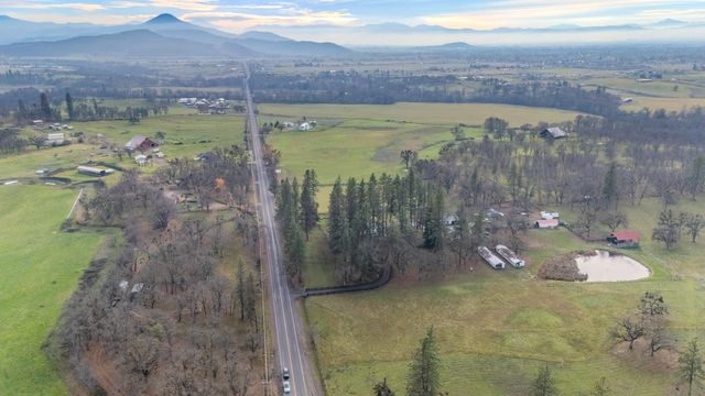 210 Bogey Lane, Eagle Point, OR 97524