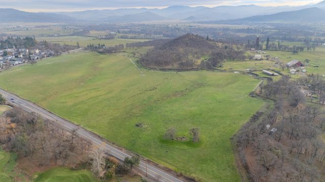 210 Bogey Lane, Eagle Point, OR 97524