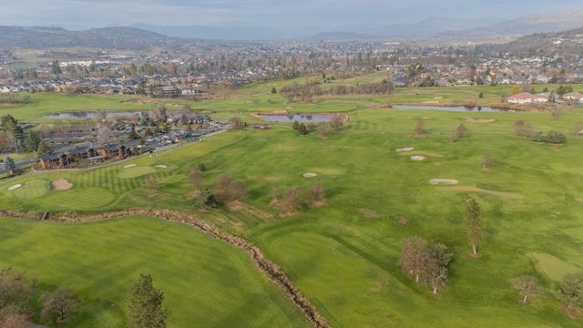 210 Bogey Lane, Eagle Point, OR 97524