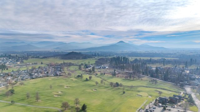 210 Bogey Lane, Eagle Point, OR 97524