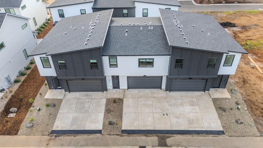 210 Bogey Lane, Eagle Point, OR 97524