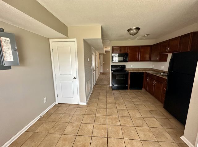 855 Tracy Ln Apt 1B, Clarksville, TN 37040