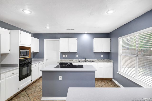 13211 Lost Lake Dr, San Antonio, TX 78249