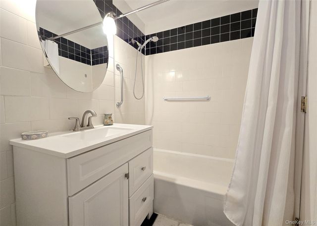 460 Old Town Road 5B, Port Jefferson Station, NY 11772