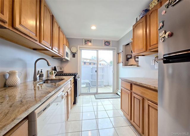 460 Old Town Road 5B, Port Jefferson Station, NY 11772