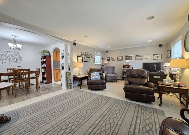 460 Old Town Road 5B, Port Jefferson Station, NY 11772