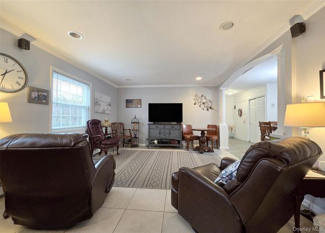 460 Old Town Road 5B, Port Jefferson Station, NY 11772