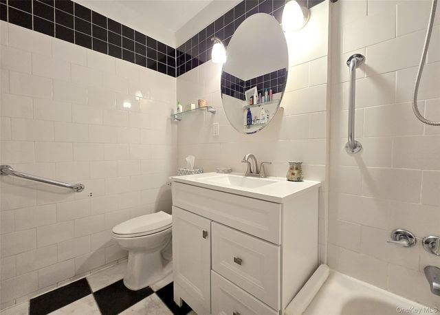 460 Old Town Road 5B, Port Jefferson Station, NY 11772