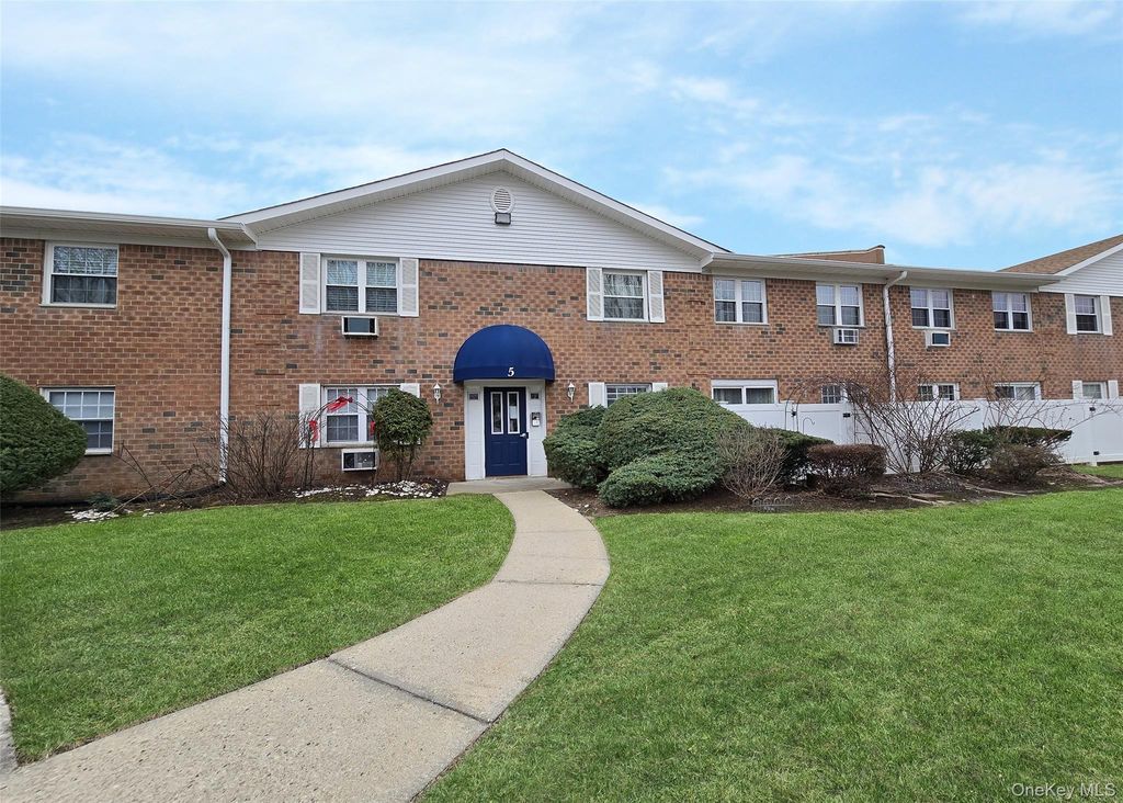 460 Old Town Road 5B, Port Jefferson Station, NY 11772