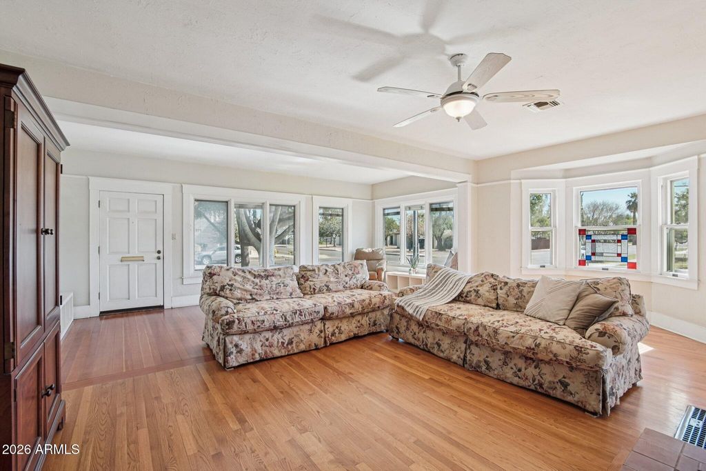 Image 10 of property listing at 948 S ASH Avenue, Tempe, AZ 85281