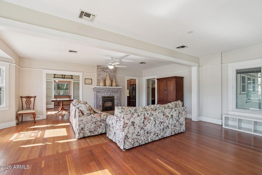 Image 11 of property listing at 948 S ASH Avenue, Tempe, AZ 85281