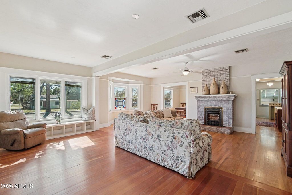 Image 12 of property listing at 948 S ASH Avenue, Tempe, AZ 85281