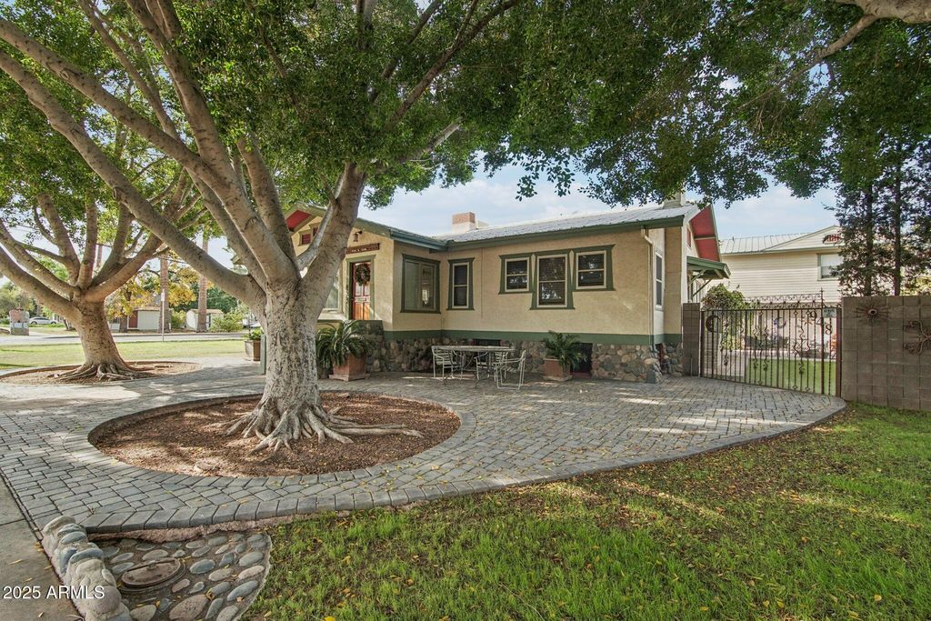 Image 3 of property listing at 948 S ASH Avenue, Tempe, AZ 85281