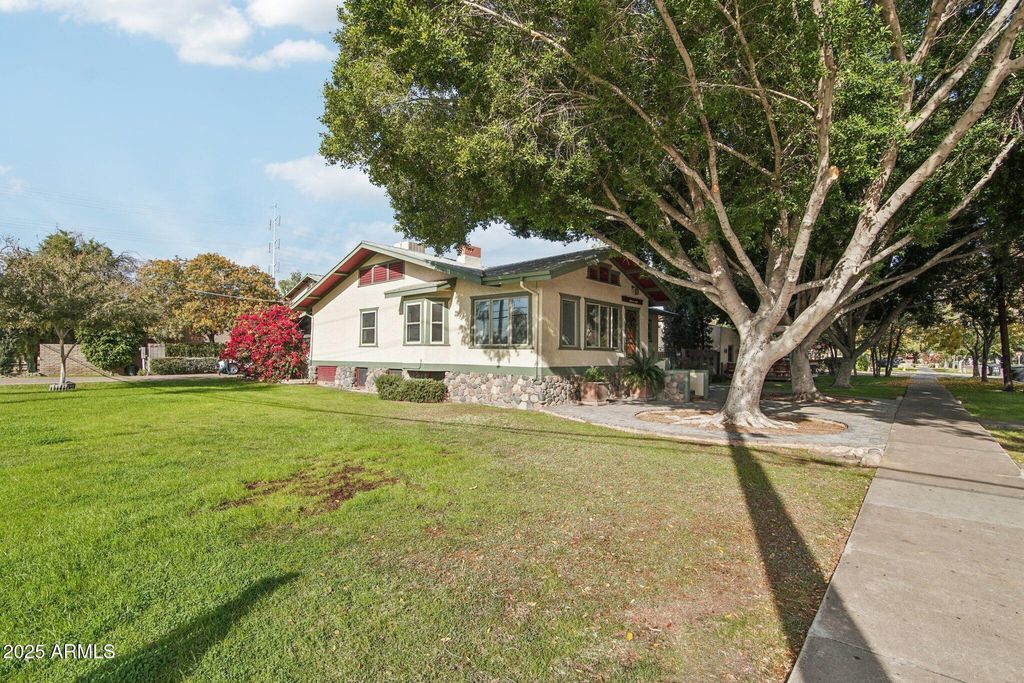 Image 5 of property listing at 948 S ASH Avenue, Tempe, AZ 85281