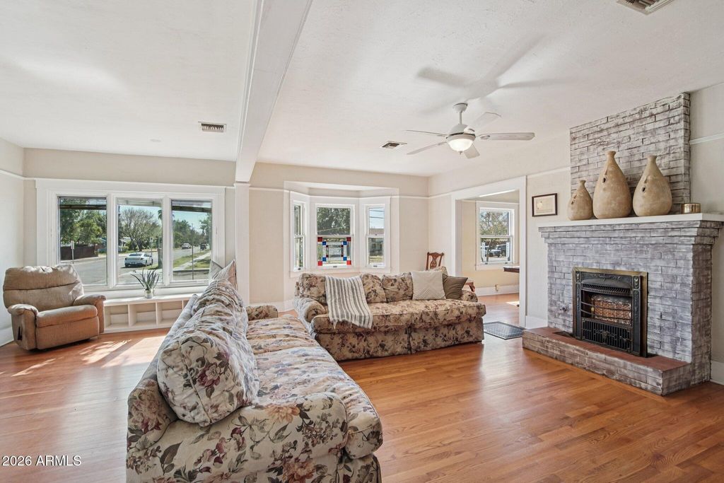 Image 9 of property listing at 948 S ASH Avenue, Tempe, AZ 85281