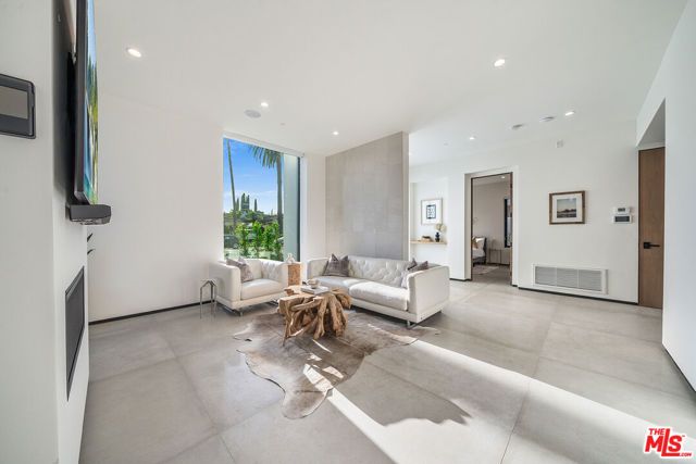 200 N DOHENY Drive, Beverly Hills, CA 90211