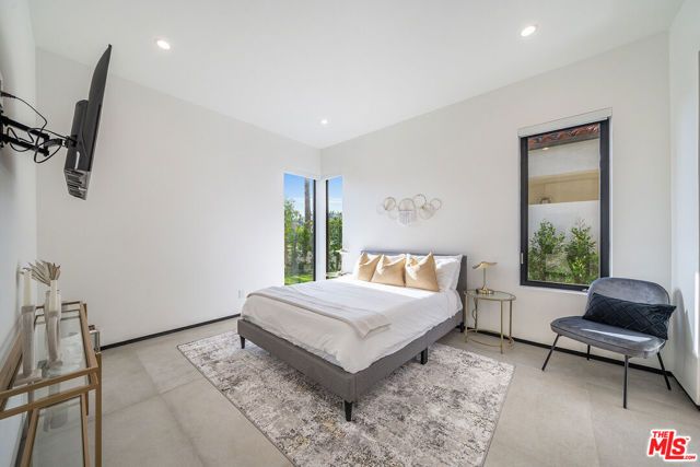 200 N DOHENY Drive, Beverly Hills, CA 90211