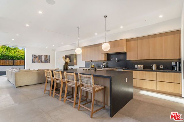 200 N DOHENY Drive, Beverly Hills, CA 90211