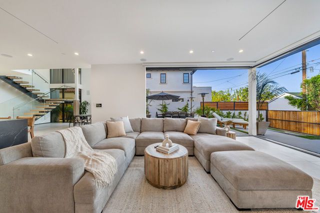 200 N DOHENY Drive, Beverly Hills, CA 90211