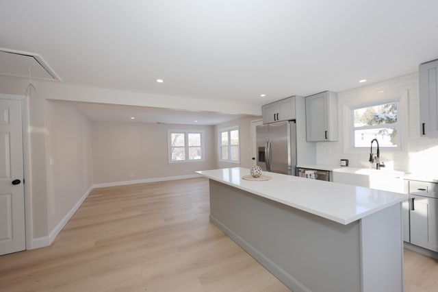 6 Mountain View Street, Nashua, NH 03060