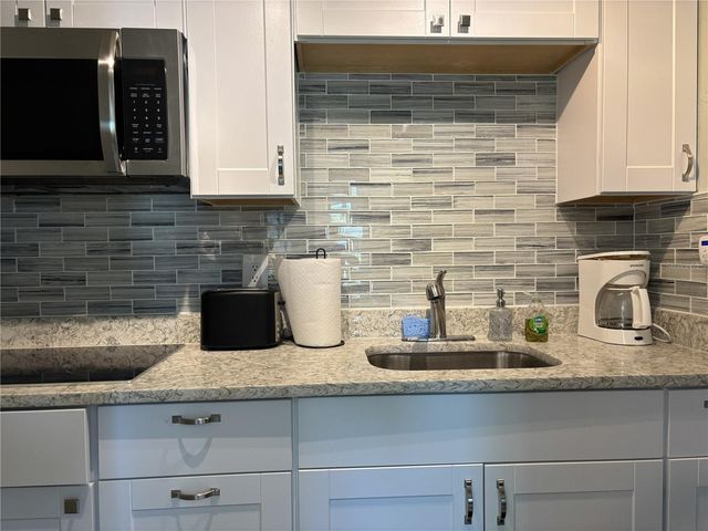 170 ROOSEVELT DRIVE 8, Sarasota, FL 34236