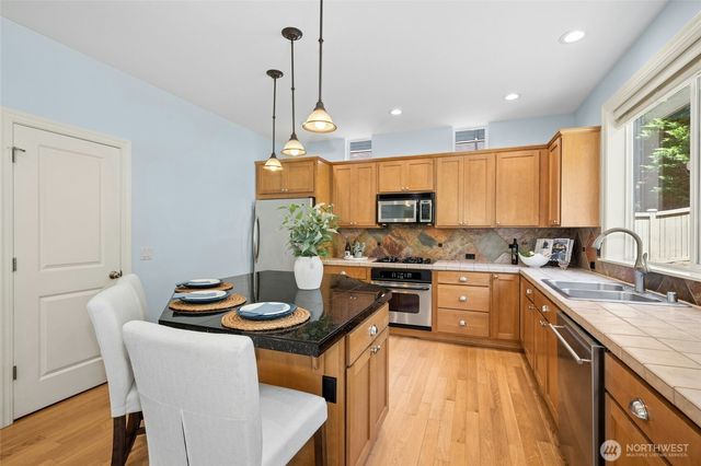 25303 NE 3rd Place, Sammamish, WA 98074