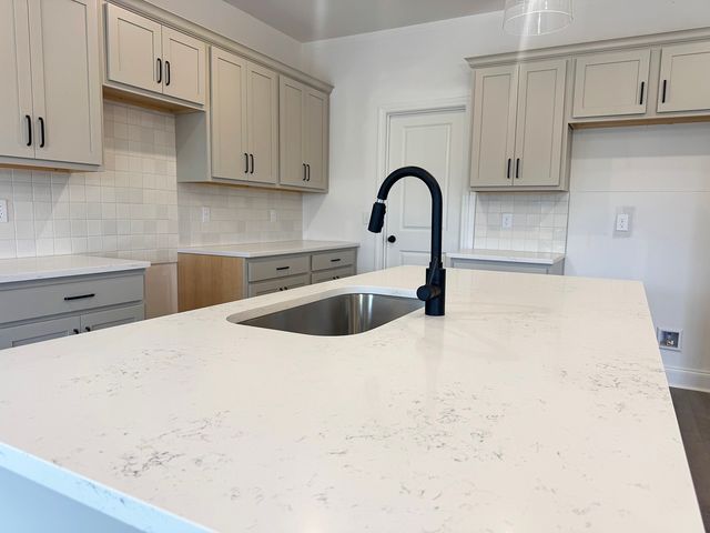 130 Dahlia Dr, La Vergne, TN 37086