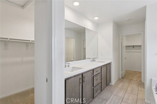 833 S Sumac Lane, Rialto, CA 92376