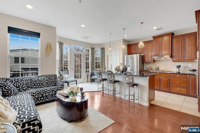 5 Creekside Court, Secaucus, NJ 07094