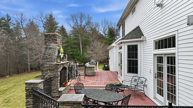 16 Falcon Heights, Wilbraham, MA 01095