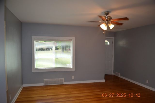 403 Hoover Ave, Benton Harbor, MI 49022