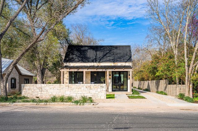 706 W Creek ST, Fredericksburg, TX 78624