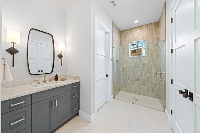 706 W Creek ST, Fredericksburg, TX 78624