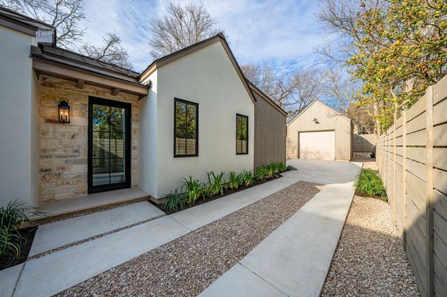 706 W Creek ST, Fredericksburg, TX 78624
