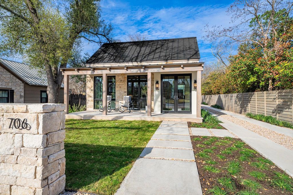 706 W Creek ST, Fredericksburg, TX 78624