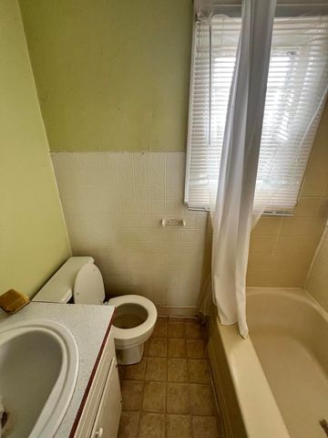 1011 Roundabout RD, Martinsville, VA 24112