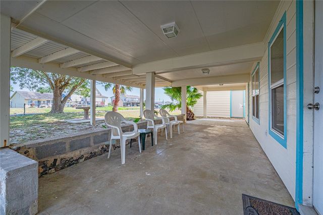 112 Lakeshore Dr, Rockport, TX 78382