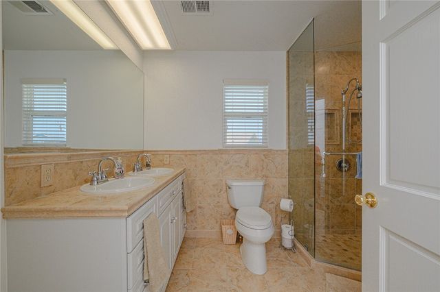 112 Lakeshore Dr, Rockport, TX 78382